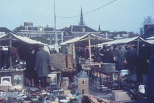 860107 Afbeelding van de rommelmarkt, met rondlopende bezoekers, op het Paardenveld in Wijk C te Utrecht. Op de ...